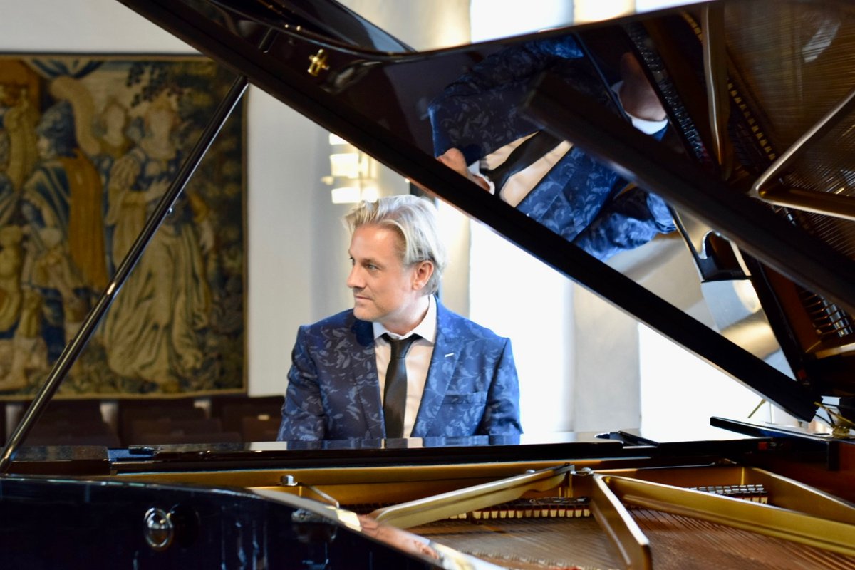 ikemoriz's tweet photo. More pics from the sold-out #DragonsTour 2022!
#IkeMorizOnTour
#IkeMoriz
#Dragons 
#ReinbekerSchloss
#SchlossReinbek
#Steinway
#castle
#Reinbek https://t.co/Eps6ZOnywn