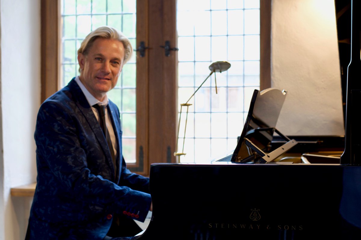 ikemoriz's tweet photo. More pics from the sold-out #DragonsTour 2022!
#IkeMorizOnTour
#IkeMoriz
#Dragons 
#ReinbekerSchloss
#SchlossReinbek
#Steinway
#castle
#Reinbek https://t.co/Eps6ZOnywn