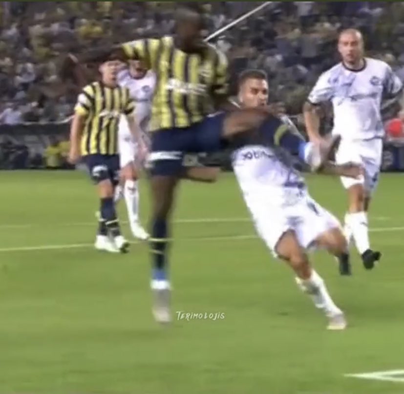 ‼️Dün fenere verilen penaltı öncesi Valencia nın defans oyuncusuna girişi .Nerdeyse adamın suratına diziyle vuracak Hakan Ceylan keşke o süper gözlerin bu pozisyonda taban olduğunu da görseydi❌