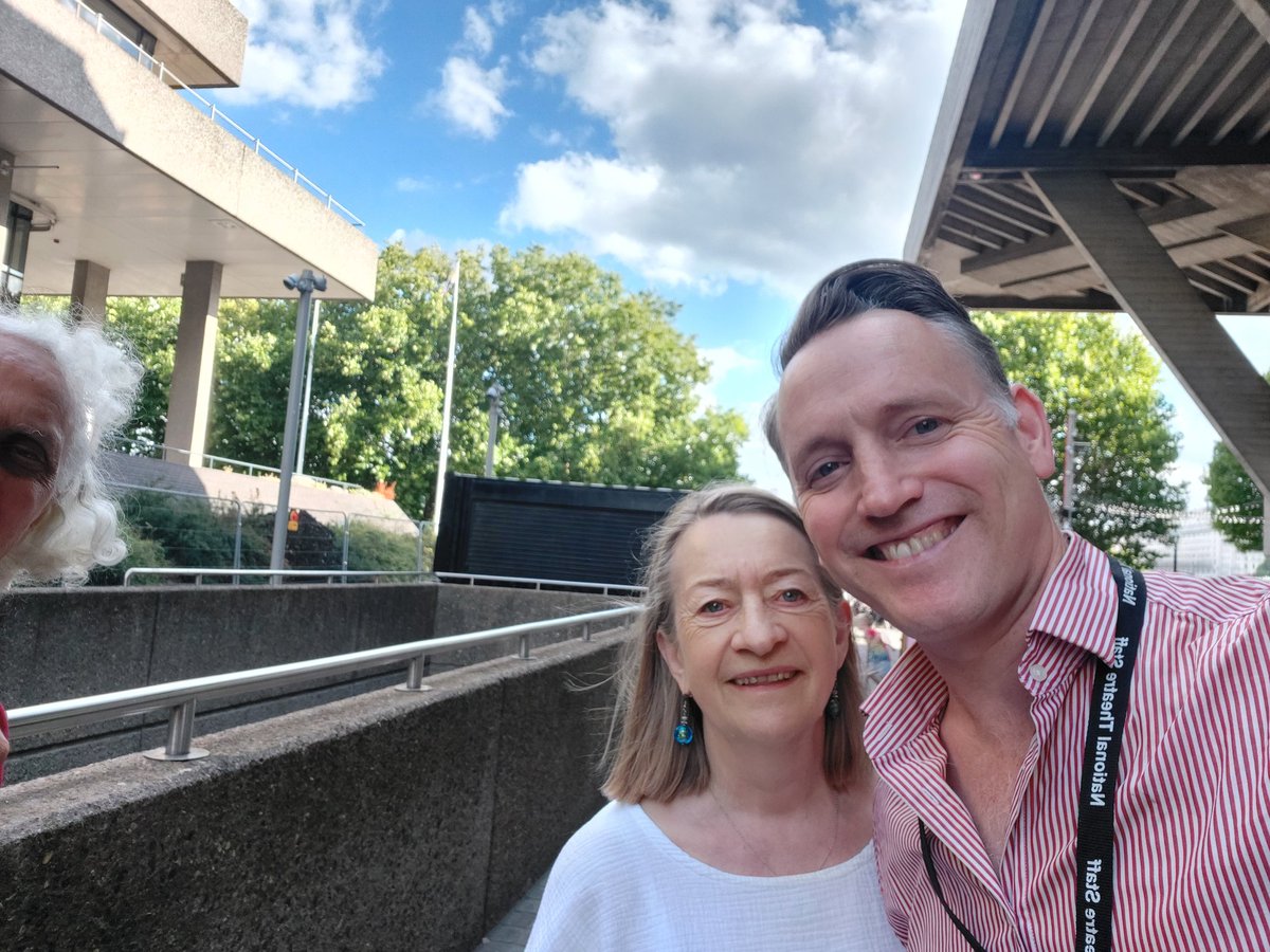 LiveLitCo's tweet photo. After show photo @NationalTheatre with @rufusgwright after his marvellous performance in very entertaining Much Ado. https://t.co/Bos9KLpDfV