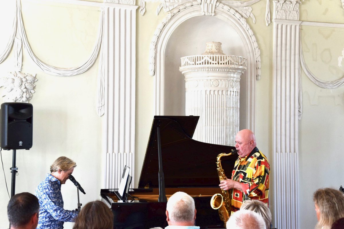 ikemoriz's tweet photo. More pics from the sold-out #DragonsTour 2022!
#IkeMorizOnTour
#IkeMoriz
#Dragons 
#SchlossVietgest
#Vietgest
#Steinway
#castle
#Lalendorf
#KurtBuschmann https://t.co/8gVXtbngm1