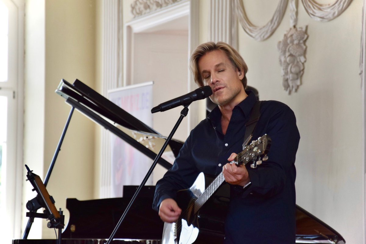 ikemoriz's tweet photo. More pics from the sold-out #DragonsTour 2022!
#IkeMorizOnTour
#IkeMoriz
#Dragons 
#SchlossVietgest
#Vietgest
#Steinway
#castle
#Lalendorf
#KurtBuschmann https://t.co/8gVXtbngm1