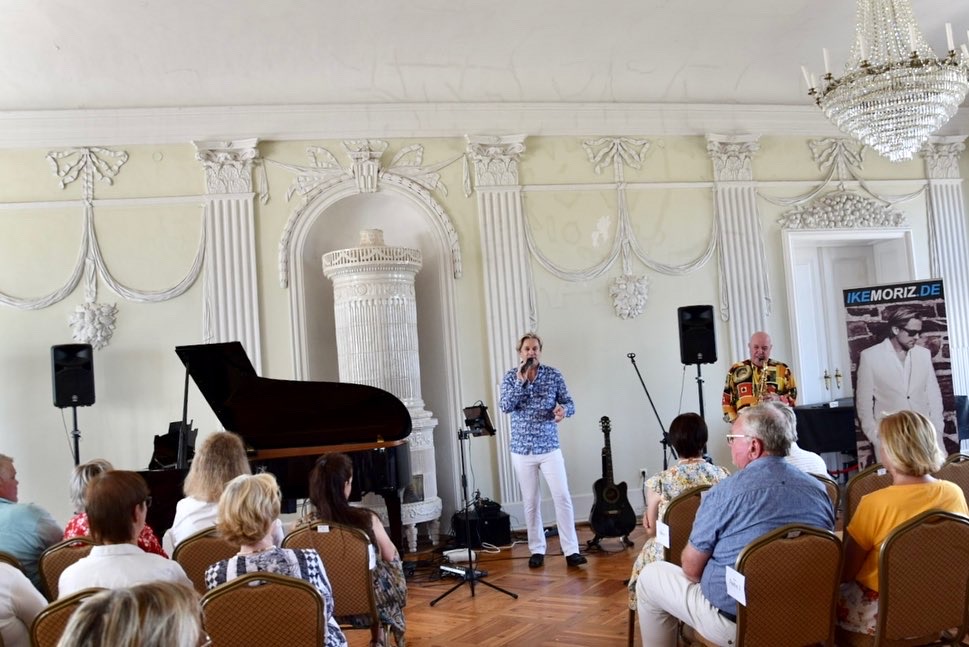 ikemoriz's tweet photo. More pics from the sold-out #DragonsTour 2022!
#IkeMorizOnTour
#IkeMoriz
#Dragons 
#SchlossVietgest
#Vietgest
#Steinway
#castle
#Lalendorf
#KurtBuschmann https://t.co/8gVXtbngm1