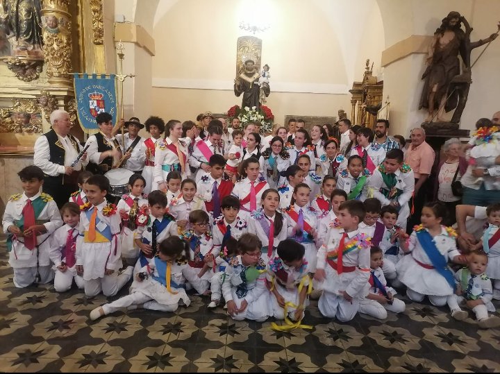 PedroMateo4's tweet photo. Feliz día del folclore !!! En especial el nuestro, el leonés. Que no se pierda!! #Leon #Villamañán #Danzantes #Paloteo
Foto: Danzantes de Villamañán https://t.co/nIXjswvs2V