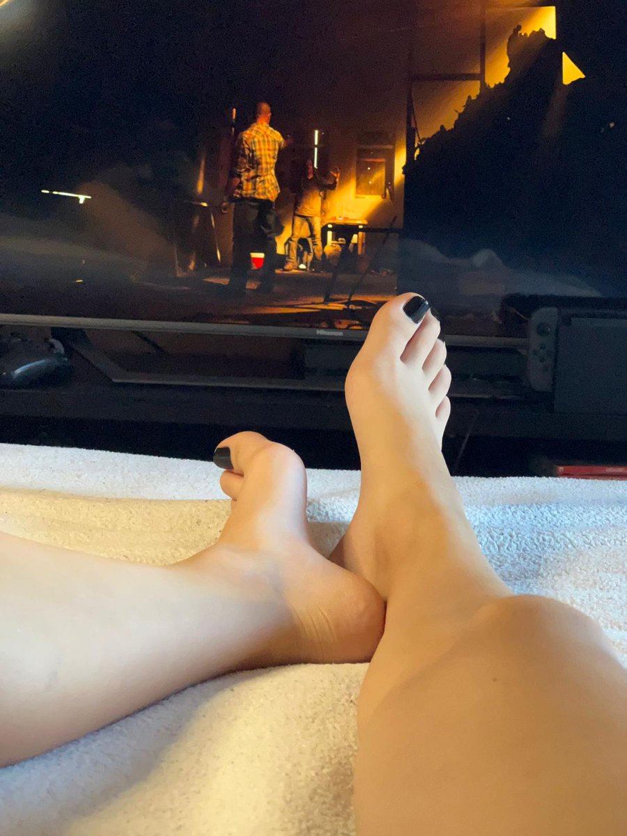 nirvyone0's tweet photo. Better call saul 
#bettercallsaul #feet #onlyfans #gamergirl #feetpicsforsales #feetworship #feetfethish #fetish #feetِ https://t.co/ccI7zaGW4m