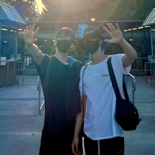 nomintiny's tweet photo. tiny nomin at six flags! https://t.co/qwrgKvuMCP