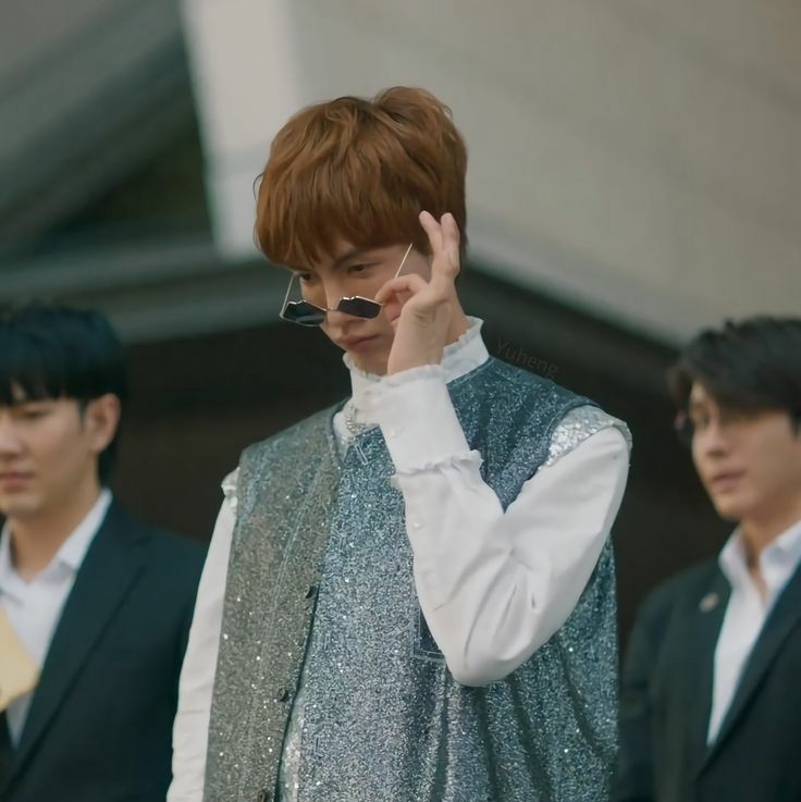 bsumones's tweet photo. •Khun
"Let me tell you all a story
About a mouse named Lorry
Yeah, Lorry was a mouse in a big brown house
She called herself "The Hoe"
With the money, money flow
But fuck that little mouse
'Cause I'm an Albatraoz"

Aron Chupa:I'm an Albatraoz https://t.co/SWDEadrqQe