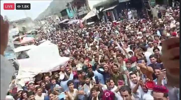 NematPashteen's tweet photo. Thousand of people come out in #Bajawar to Welcome @ManzoorPashteen
#BajawarDharna
#UtmanzaiSitIn
#StopstateTerrorism https://t.co/SanEL8TdjU