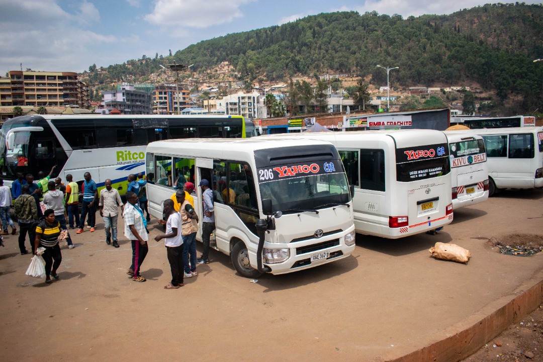 safari_bus's tweet photo. Ku bufatanye na Yahoo Car Express twatangije imirongo wa bisi ya Kimironko-Bwerankori na Nyabugogo-Bwerankori. Tugane aho dukorera ubone ikarita ya SafariBus nawe ubashe kwirinda imirongo miremire. #TwagiyeKashiresi #SafariBusCard #IkoraByose https://t.co/pEsMN5vIRs