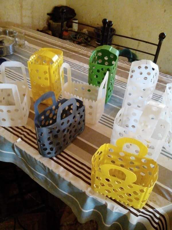 SamiraS16986284's tweet photo. Tonton Ismaël Sangaré sera avec nous pour une séance de dessin et bricolage. 
Il est artiste plasticien qui anime des ateliers recyclage artistique, il  forme aussi les jeunes au métier de l'art plastique et du recyclage pour lutter contre la dégradation de l'environnement. https://t.co/YQ6cEAGhsu