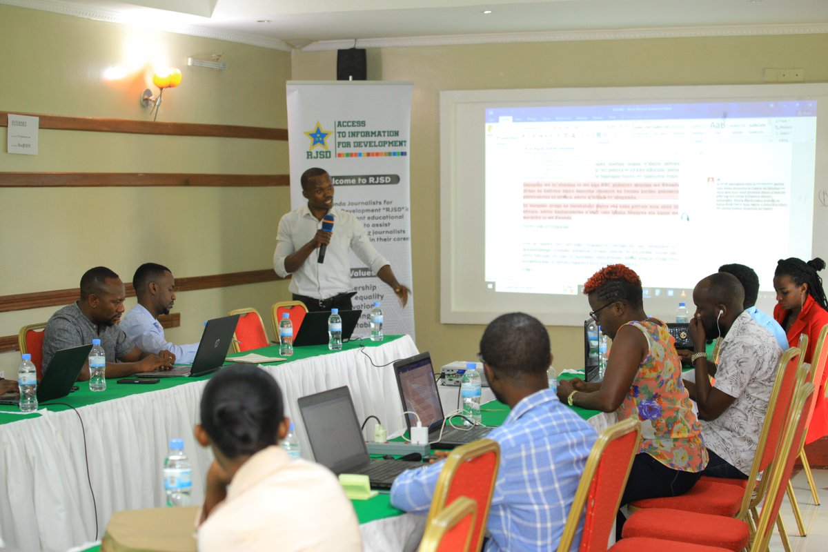rwandajsd's tweet photo. @K_Ugire explaining to the trainees how to build an inverted pyramid and other related chronological orders during story writing.
"You have to respect all your sources of information's privacy" He added.
DAY5:
#STIs
#JournalistsTraining2022
#Rwot https://t.co/HnWBttJuZy