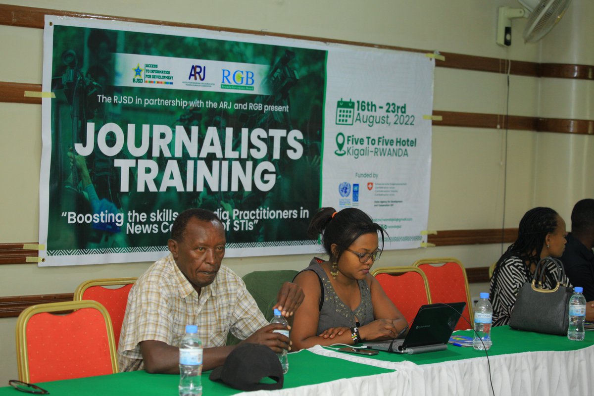 rwandajsd's tweet photo. @K_Ugire explaining to the trainees how to build an inverted pyramid and other related chronological orders during story writing.
"You have to respect all your sources of information's privacy" He added.
DAY5:
#STIs
#JournalistsTraining2022
#Rwot https://t.co/HnWBttJuZy