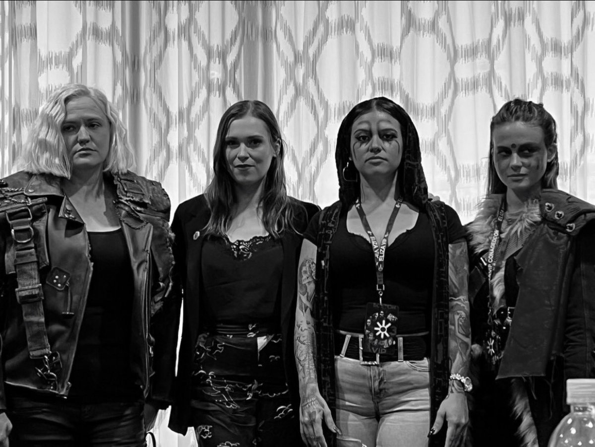 Clarke, Eliza, Osleya, and Lexa all in one photo what a moment this was 🤭😍 only <a href="/conageddon/">Conageddon</a>