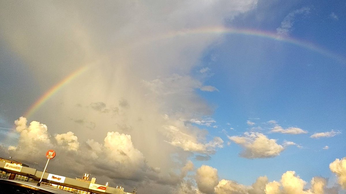 お母さんから虹の写真送られてきた。あした49日だから🌈出たのかね。