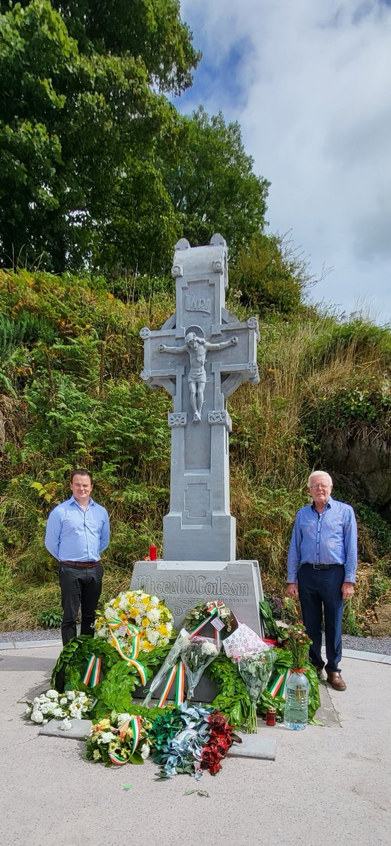 The memorial cross at #BéalnaBláth was unveiled in 1924 by Michael Collins successor as Head of Provisional Government & 1916 comrade - WT Cosgrave

Collins pro-Treaty Sinn Féin became Cumann na nGaedheal in December 1922, precursor to @FineGael 🇮🇪