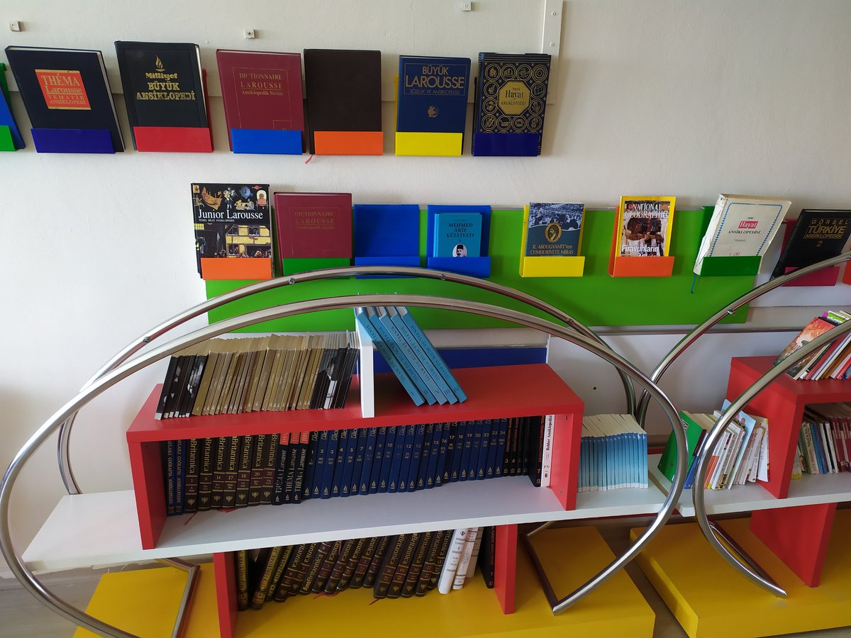HMCOrtaokul's tweet photo. Okul kütüphanemiz yeni görünümü, zengin içerigi ile yeni eğitim öğretim yılına hazır. @sultangazimem1 @OsmanAk17514030 @necatitekbas @tcmeb @mustafakizilay2 @memleventyazici @OzlemSGuleryuz @AkyildizSelcuk1 https://t.co/pDWUv1o6kX
