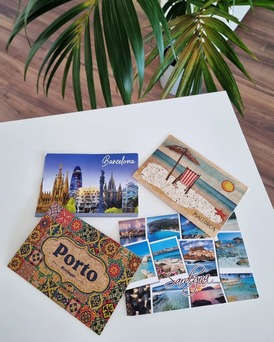 BuzzValue's tweet photo. Sommerzeit = Urlaubszeit! 🌞🌴 Wir freuen uns, wenn unsere Mitarbeiter:innen auf Urlaub gehen, denn das bedeutet auch neue Postkarten für unsere Postkartensammlung. Manche Traditionen müssen einfach bleiben. Welche Traditionen gibt es in eurem Unternehmen? #TeamBuzzValue 💙 https://t.co/69kWsJpm0Z
