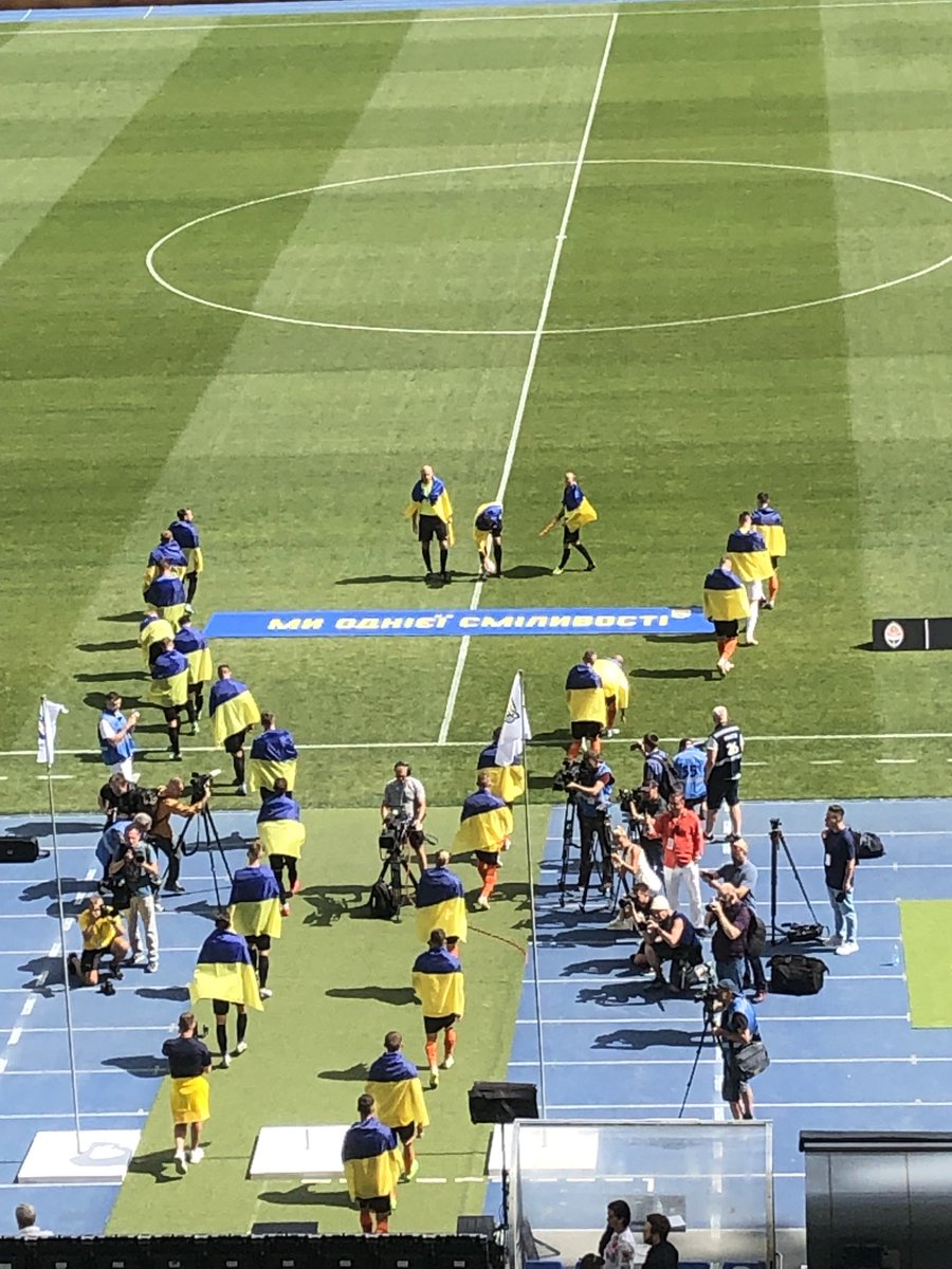 henrywinter's tweet photo. Shakhtar and Metalist players emerge,line up and listen to an address from their president https://t.co/lNTeOh0D7a