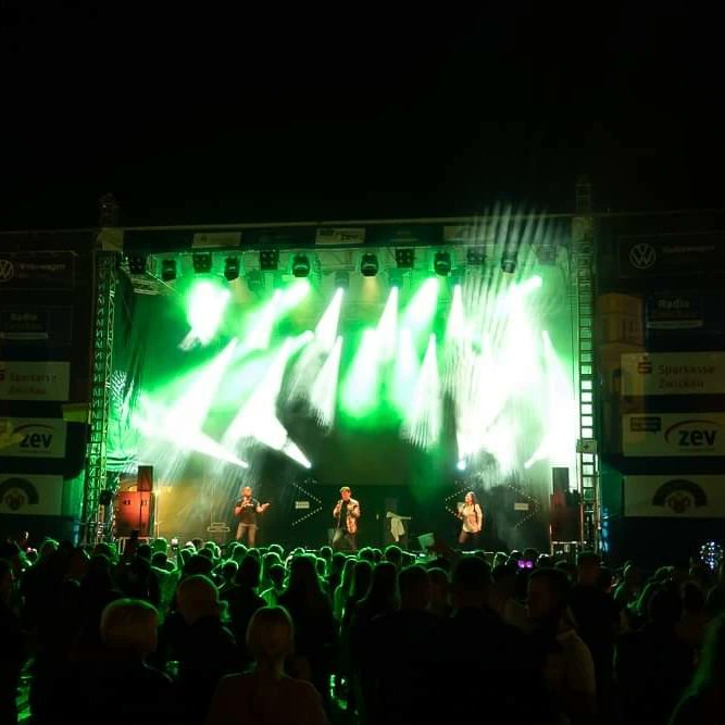 tafBerlinEvent's tweet photo. Party Admiral, 3 internationale Top-Solisten. Am Freitag gastierten die 3 beim Stadtfest in Zwickau. Erleben konnte man die größten Hits der 90er! 
https://t.co/aqFqXFWDew
#stadtfest #showact #party #90er #eventprofs #eventplanner https://t.co/XrTN63pu2T