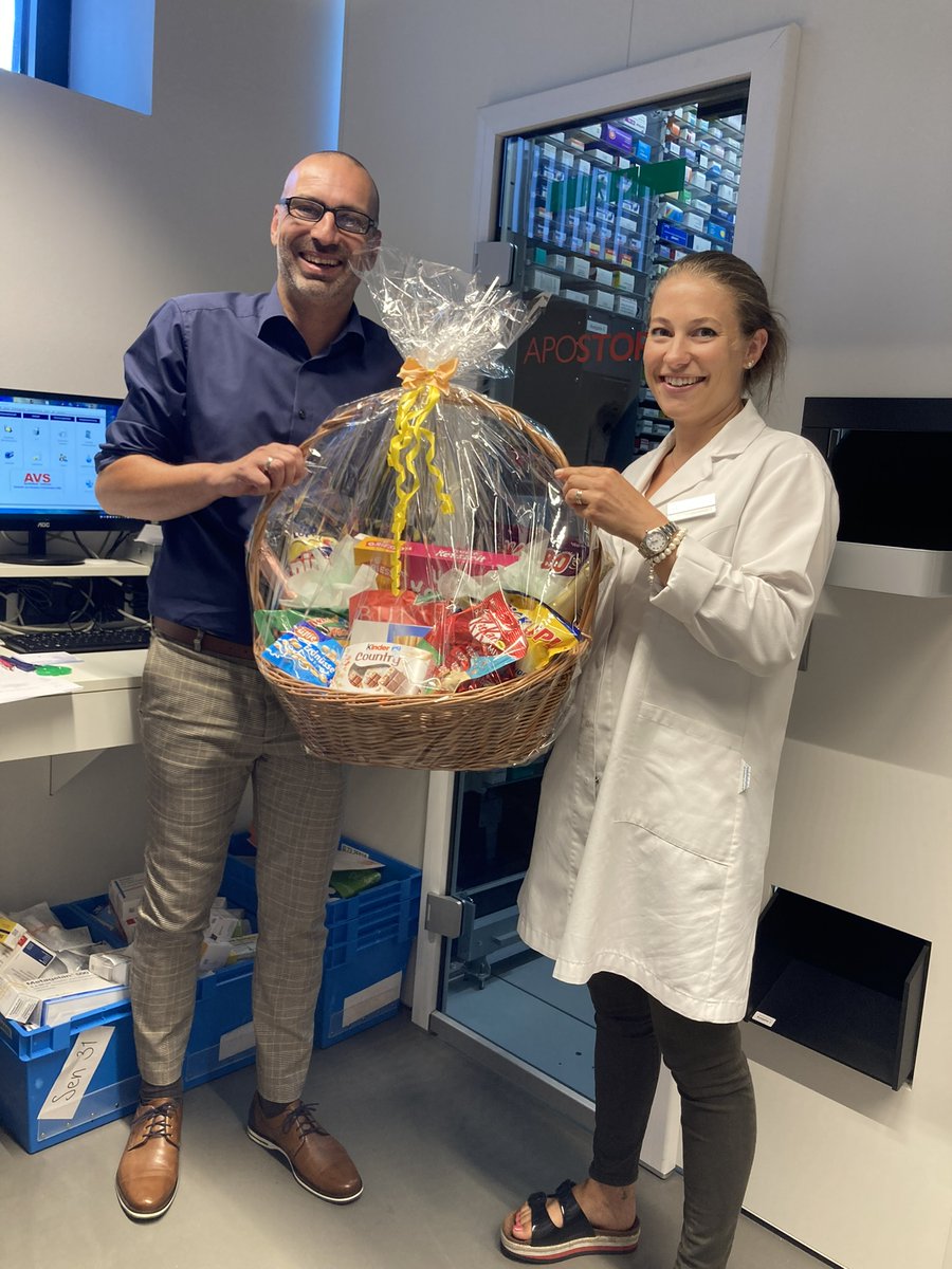 KNAPP_AG_de's tweet image. In der Bahnhof Apotheke Graz übernimmt jetzt ein #Apostore einen großen Teil der Logistik. Mario Schwarz von KNAPP Smart Solutions gratulierte Mag. Anna Wurzer ganz herzlich zu dieser schicken und modernen #Apotheke.
#makingcomplexitysimple #wearehealthcare #digitalpharmacy