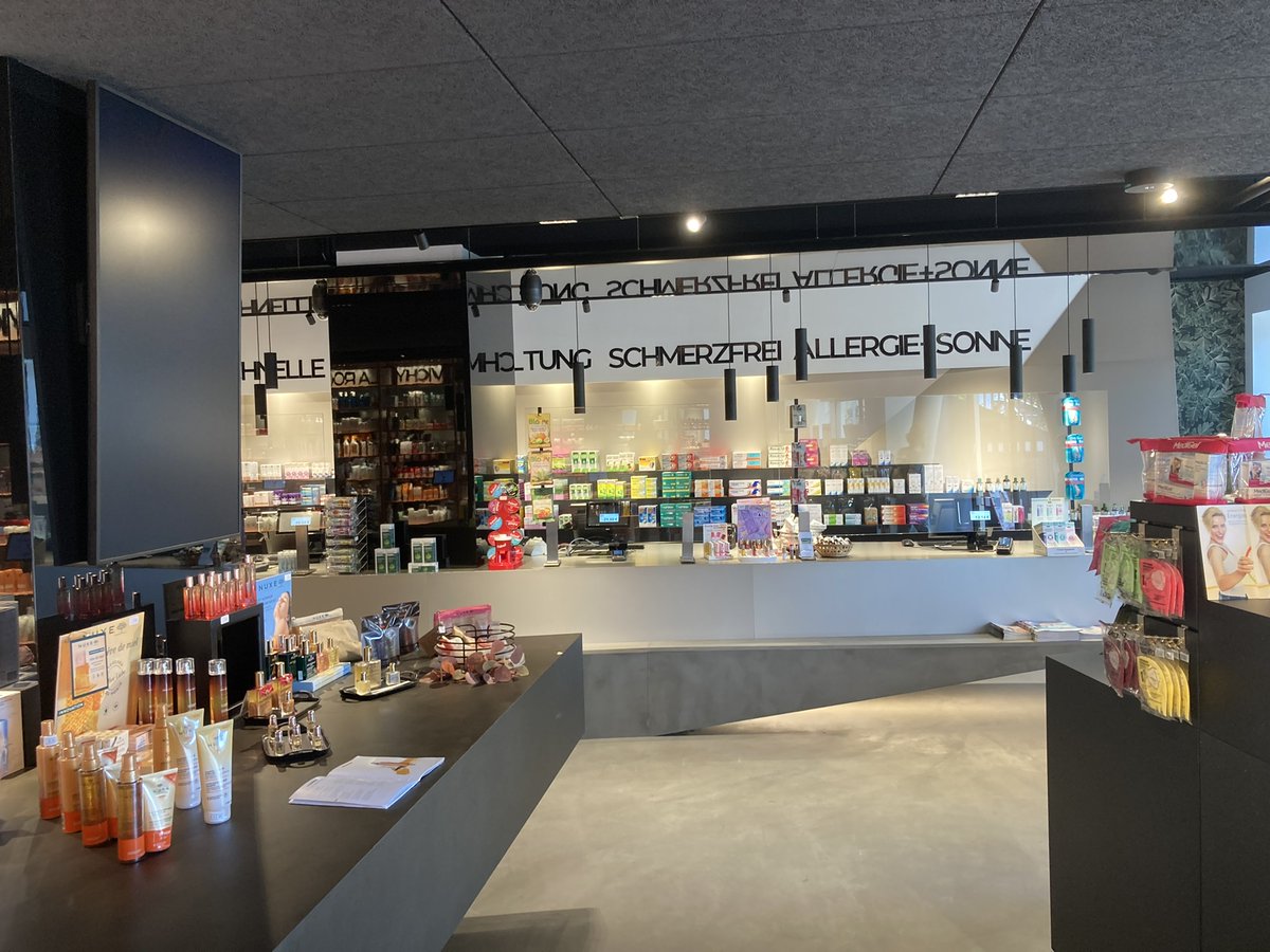 KNAPP_AG_de's tweet image. In der Bahnhof Apotheke Graz übernimmt jetzt ein #Apostore einen großen Teil der Logistik. Mario Schwarz von KNAPP Smart Solutions gratulierte Mag. Anna Wurzer ganz herzlich zu dieser schicken und modernen #Apotheke.
#makingcomplexitysimple #wearehealthcare #digitalpharmacy