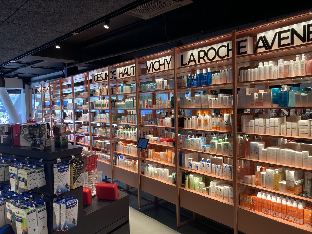KNAPP_AG_de's tweet image. In der Bahnhof Apotheke Graz übernimmt jetzt ein #Apostore einen großen Teil der Logistik. Mario Schwarz von KNAPP Smart Solutions gratulierte Mag. Anna Wurzer ganz herzlich zu dieser schicken und modernen #Apotheke.
#makingcomplexitysimple #wearehealthcare #digitalpharmacy