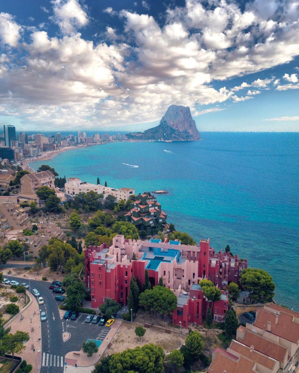 📍 Preciosa vista de Calpe, con la Muralla Roja en primer plano 😍

Muchas gracias @baironstc por la preciosa imagen ♥

Atrévete a redescubrir España <a href="/tierra_del_sur/">KAGS</a> 👈🏽

#enfoque_spain #calpe #alicante #alicantecity