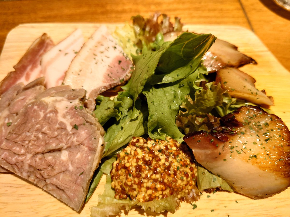 zS7NywXB4CakVwA's tweet photo. 『自家製ベーコンとコンビーフの盛り合わせ(Half)』。
右がベーコン(温)で、左上がベーコン(冷)。左下がコンビーフ。
お肉たびてはなまる〜💮💮💮
#赤坂見附 #SERVERLAND
#伊勢角屋麦酒 #InkhornBrewing #國乃長ビール #WestcoastBrewing #クラフトビール
#自家製 #ベーコン #コンビーフ https://t.co/bU17N1dzPF