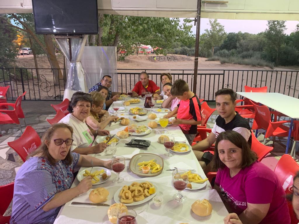 ElVisofyl's tweet photo. Ayer pasamos una tarde muy guay en la piscina💦 y después compartimos cena 🥗🍝
Fue un buen momento para ponernos al día sobre el verano ☀️

#FeyluzSalamanca #FeyLuzElViso @feyluzspain https://t.co/QZfHuUl0Zp