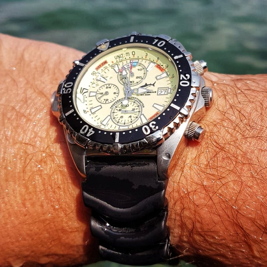 ChrisBenzWatch's tweet photo. Thank you for sending this shot of your new CHRIS BENZ 'DEPTHMETER Chronograph 200M' in signal buoy yellow π
#chrisbenz #chrisbenzwatches #sharkproof #depthmeter #divewatch #divechronograph #200meter #20bar #waterresistant #weloveourcustomers https://t.co/oSEli3ZGkc