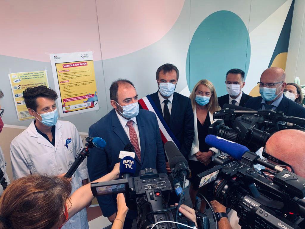 CHU_Montpellier's tweet photo. #Visite 💉🦧 @FrcsBraun, le Ministre de la Santé est actuellement en visite au #CeGIID du @CHU_Montpellier.
Depuis le 18 juillet, le CeGIDD a commencé à vacciner contre le virus #Monkeypox (#variole du singe) pour répondre à la stratégie nationale de vaccination de masse. https://t.co/x2GvAPBQ1Y