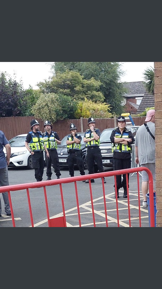 theraffleboy's tweet image. This pic sums his officers up! “Feared for their safety” against 13 year old kids….. no wonder there’s no respect towards the police these days #worldsgonemad