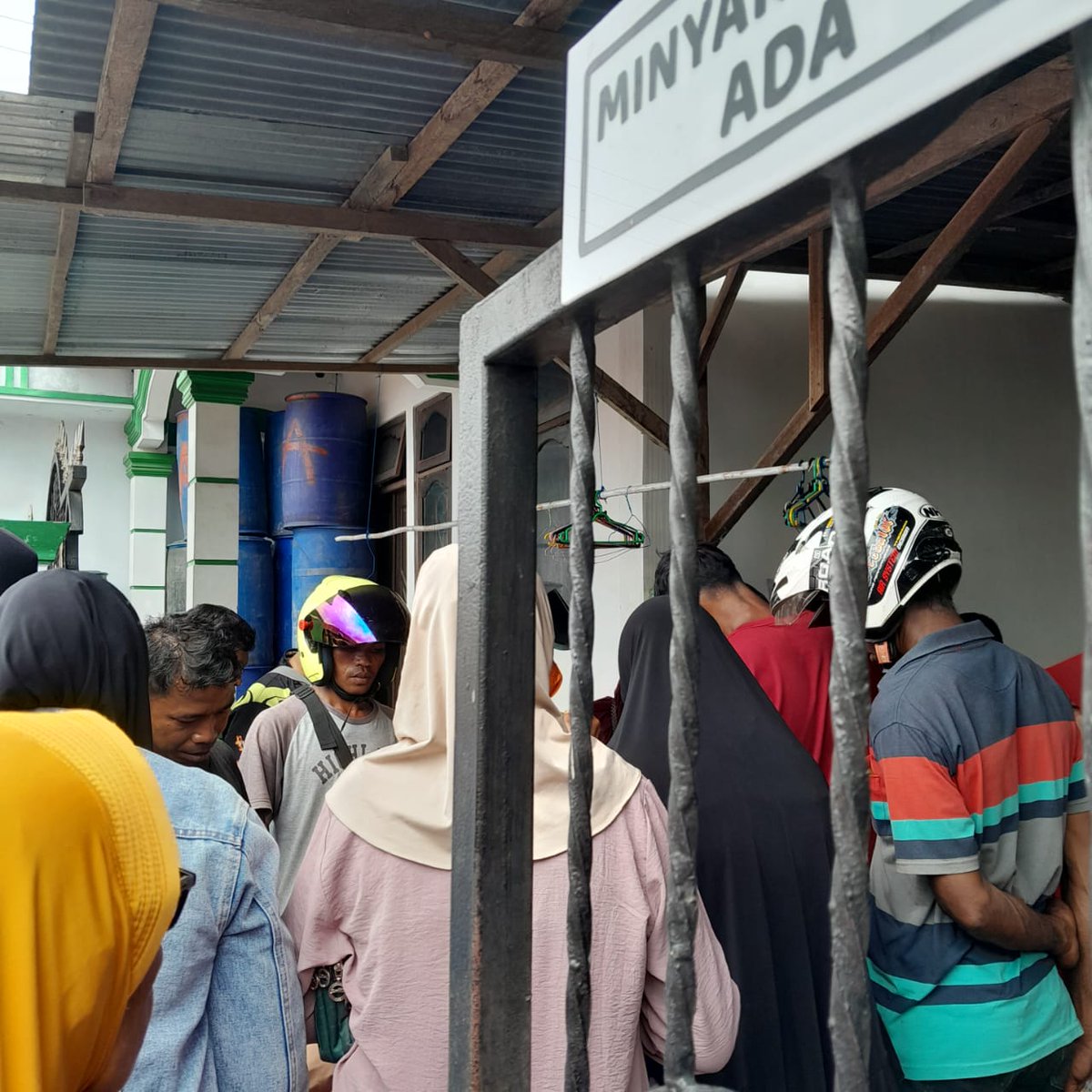 salsamwr's tweet photo. Minyak Tanah udah langka skrg yy
Antri minyak tanah aja, kayak antri tiket buat mudik lebaran😐

#latepost https://t.co/S4wj5TMer5