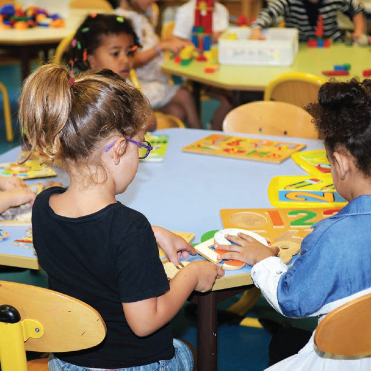 #MarseilleRecrute | Vous souhaitez travailler au service des petites Marseillaises et petits Marseillais ?
Devenez ATSEM, agent d’entretien, animateur, responsable de restauration, coordinateur ou encore responsable de secteur.
Consultez les offres👉bit.ly/3wpzkyC