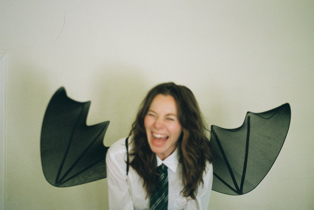 Singer-songwriter <a href="/madeleinemayi/">Madeleine Mayi</a> proves not all break ups are bad with the reason of her intimate new single 'the best part of us', out now.

hrmnypresents.co.uk/2022/08/23/mad…