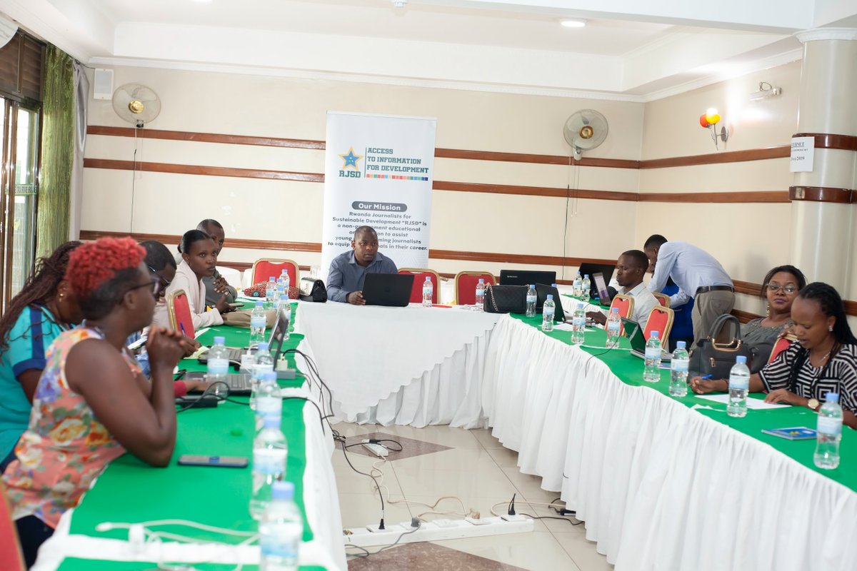 sammycelestn's tweet photo. #HappeningNow, @rwandajsd's #JournalistsTraining2022
Professional journalist @h_malachie telling the trainees on how journalists have to vainly find all possible facts of which they have to base on their news stories. https://t.co/cqPaQFjq7L