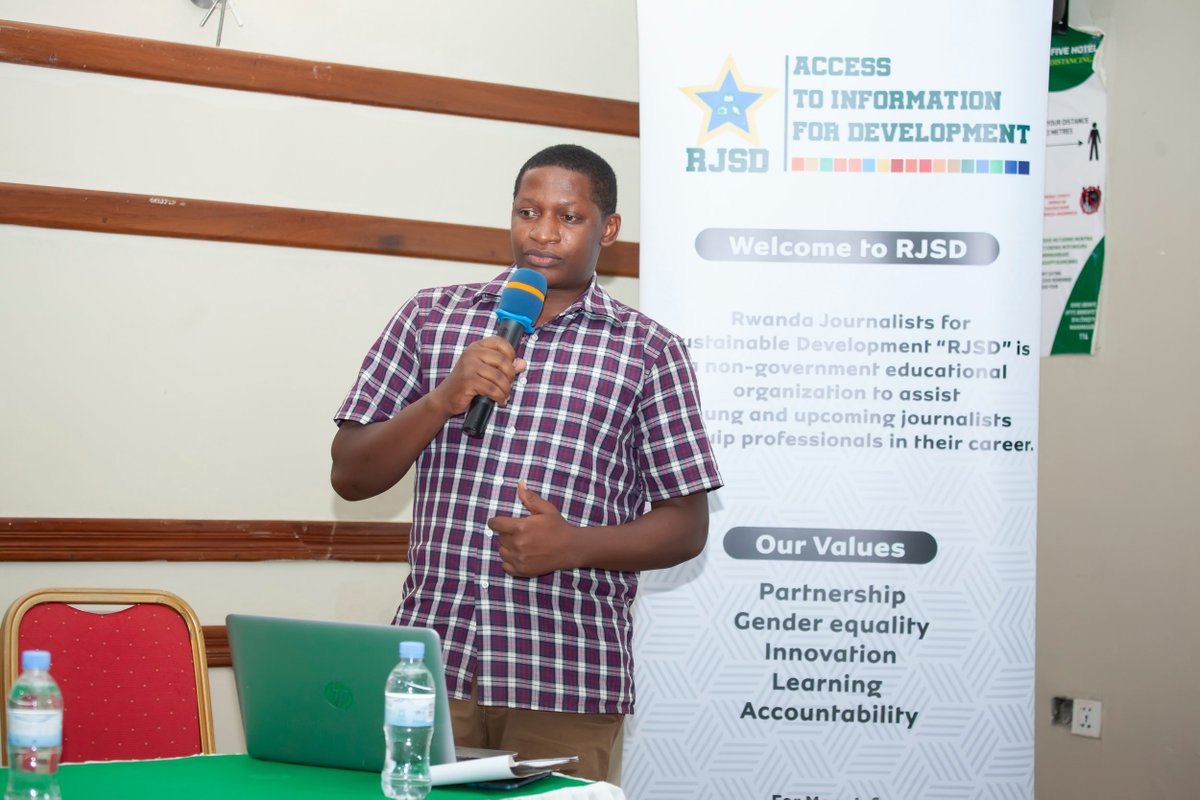 sammycelestn's tweet photo. #HappeningNow, @rwandajsd's #JournalistsTraining2022
Professional journalist @h_malachie telling the trainees on how journalists have to vainly find all possible facts of which they have to base on their news stories. https://t.co/cqPaQFjq7L