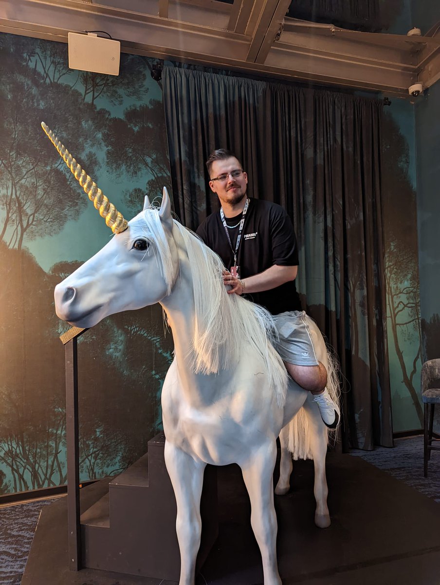 BolekR6's tweet photo. @Alcatrazz22 @gamescom War wohl sehr beliebt das Einhorn 😂 https://t.co/3LFUvI7zYM