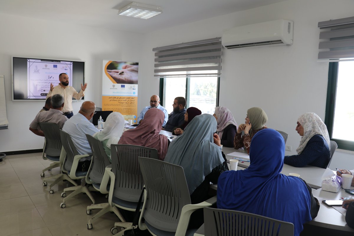 من اليوم الأول من ورشات الحوار الديموقراطي المنظم التي تنفذ حول المعيقات الرئيسية التي تحول دون تطوير قطاع تربية النحل والتعاون بين النحالات والنحالين في الضفة الغربية.
 
وتأتي هذه الورشات المستمرة على مدار يومين في إطار مشروع  MedBEESinessHubs.