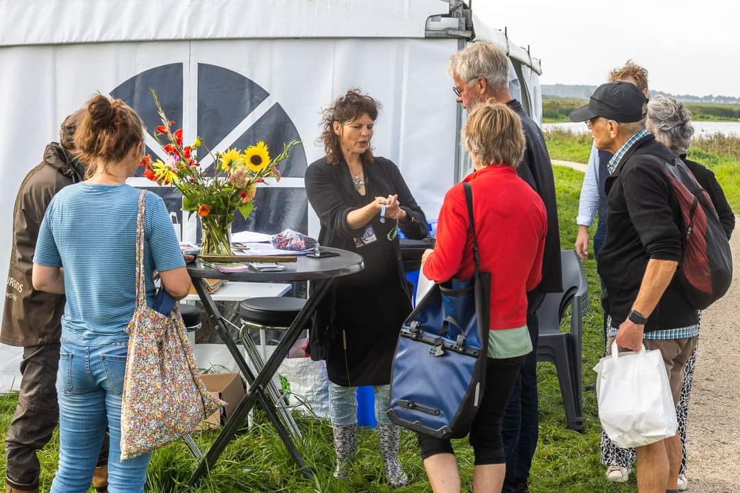 MarleenGodlieb's tweet photo. We zoeken nog een paar vrijwilligers voor het gezellige festival Roeg Klassiek. Gasten en musici ontvangen, de stoelen goed zetten, koffie maken en tussendoor genieten van de concerten. Wij zorgen voor eten, drinken en een leuke dag. Het is in 't Roegwold https://t.co/Kd1V0yIx58 https://t.co/PiLeHYUwOS