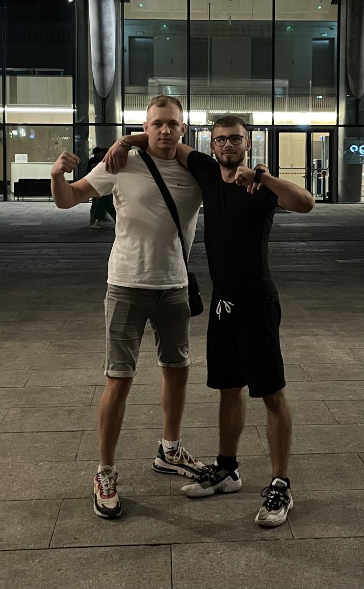 Poza esportowym polem walki zdjęcie z gorylem 💪🏼 <a href="/Bo0Gie2k/">Kacper „Bo0Gie2k” Kordek</a>