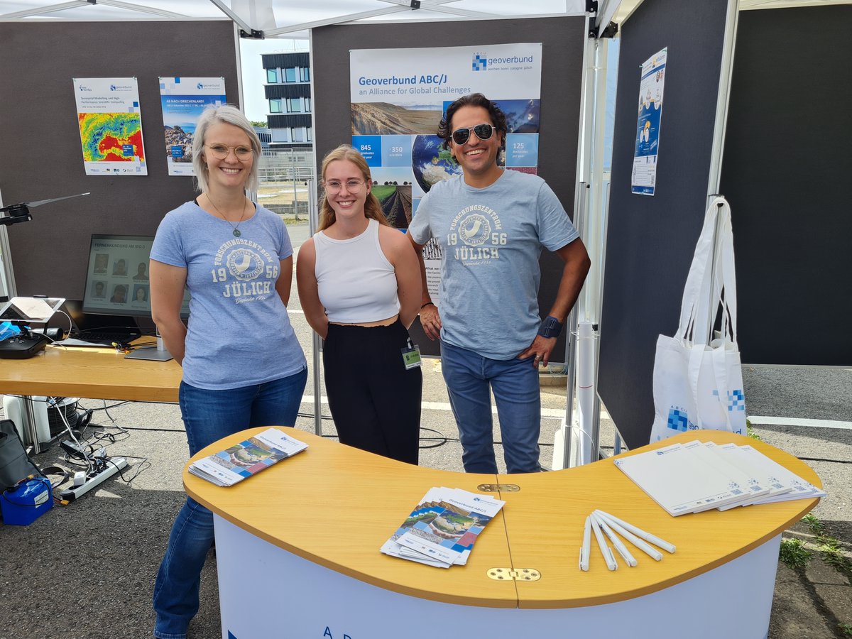 Geoverbund_ABCJ's tweet photo. Zum Thema keine Zukunft ohne Boden🌱von der Agrosphäre IBG-3 beim #TagDerNeugier👁️ im @fz_juelich gab es jede Menge zu sehen, erfahren & mitmachen🔎!
Das Team des Geoverbund ABC/J war dabei und unterstützte auch das Programm für die kleinen Besuchern!🚸
@RWTH @UniBonn @UniCologne https://t.co/2BkKFq7lCr