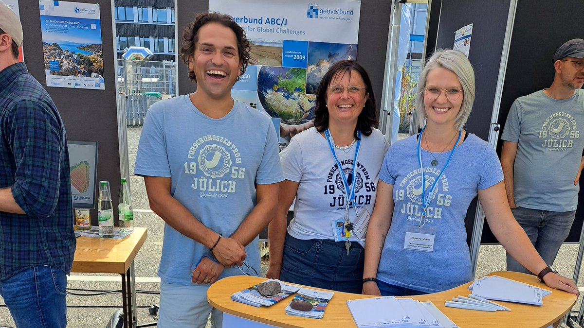 Geoverbund_ABCJ's tweet photo. Zum Thema keine Zukunft ohne Boden🌱von der Agrosphäre IBG-3 beim #TagDerNeugier👁️ im @fz_juelich gab es jede Menge zu sehen, erfahren & mitmachen🔎!
Das Team des Geoverbund ABC/J war dabei und unterstützte auch das Programm für die kleinen Besuchern!🚸
@RWTH @UniBonn @UniCologne https://t.co/2BkKFq7lCr