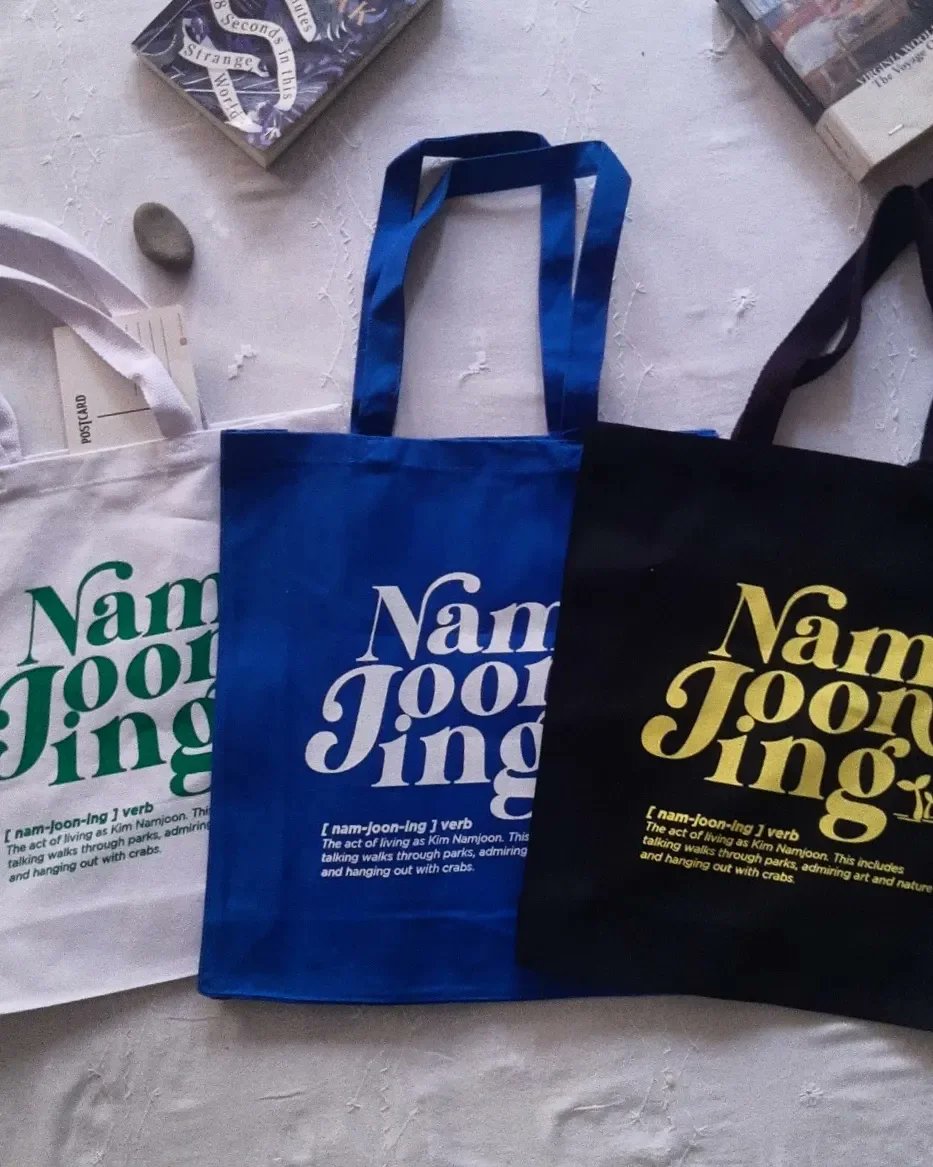 Xiro_and_Co's tweet photo. Namjooning tote bags!
In stock ✨

Woven strap: 🤍🖤
Canvas strap: 💙

650 Rs only.

#namjooning #rm #bts #army #btsarmypakistan #pakistanarmy https://t.co/GMa1sldJXx