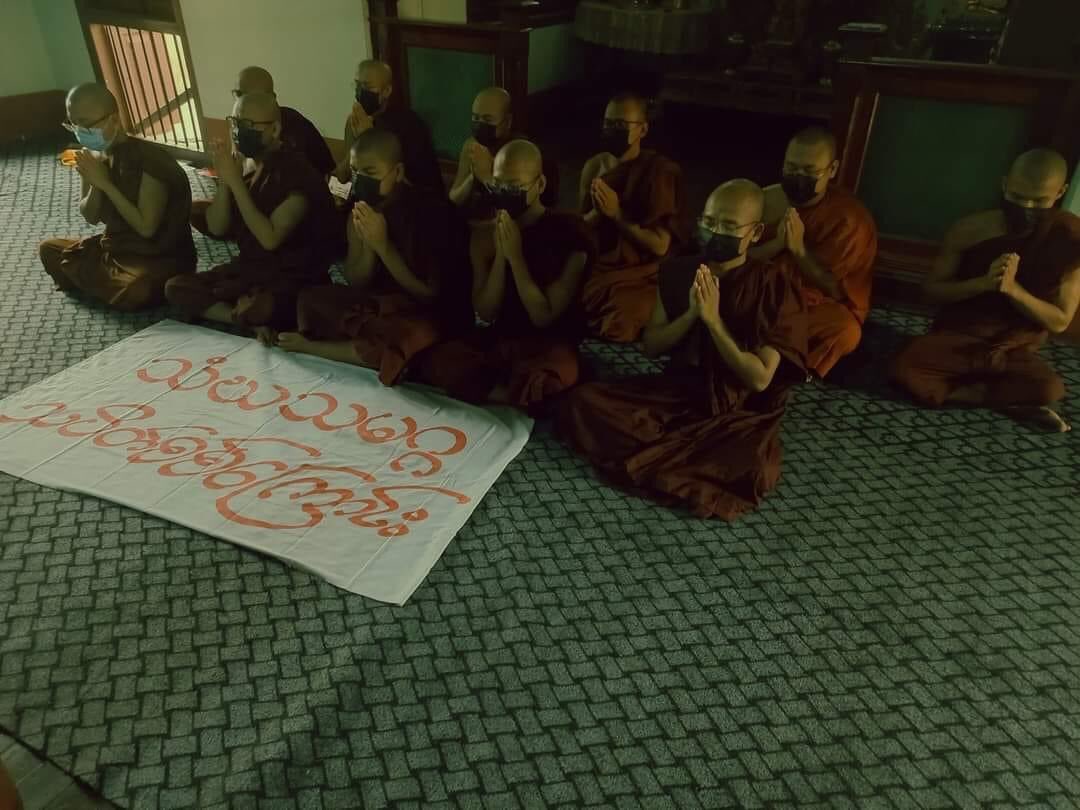 TTFR__Myanmar's tweet photo. Monks from Sangha Union of Mandalay demand for an immediate end to all of Burma’s suffering. They also performed sermons &amp; prayed for federal democracy’s development.  #2022Aug23Coup #CrimesAgainstHumanity #WhatsHappeningInMyanmar https://t.co/yTv0FOx3VK