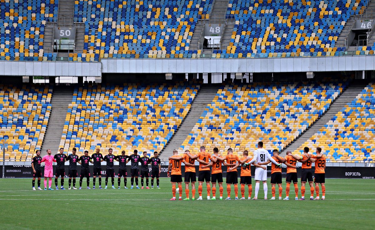 6 meses depois do início da guerra, o campeonato ucraniano regressou hoje como forma de mensagem de resistência 🇺🇦

Os jogos são à porta fechada e, em caso de alerta de ataque aéreo, o árbitro dará ordens de evacuação para os abrigos perto dos estádios.