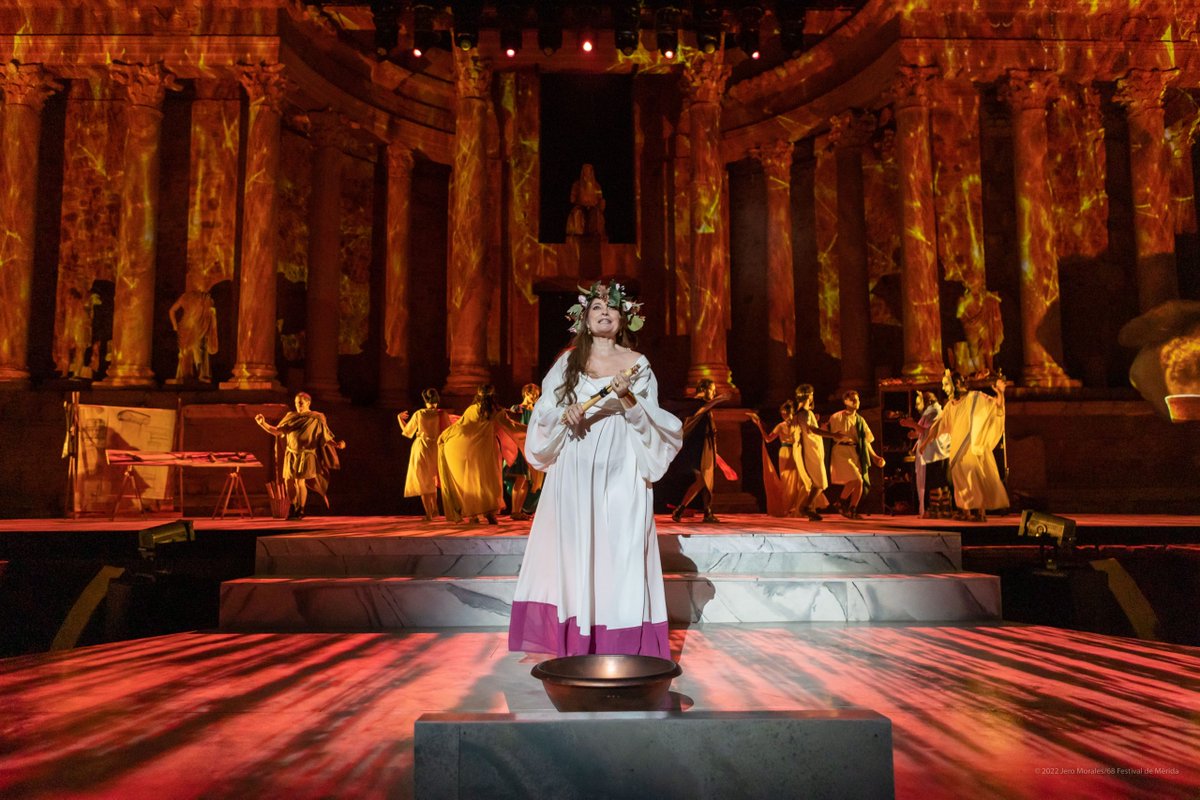 Festival_Merida's tweet photo. 🟠🎭 𝙈𝙞𝙣𝙚𝙧𝙫𝙖 y 𝙇𝙖 𝙏𝙪𝙢𝙗𝙖 𝙙𝙚 𝘼𝙣𝙩í𝙜𝙤𝙣𝙖
Las compañías extremeñas en #Merida68 nos han traído la historia de dos grandes #mujeres de la mitología clásica: Minerva y Antígona✨
Gracias por rescatar su #historia🧡💜
#merida #festivaldemerida #festival #teatro https://t.co/R3hh0KdclG