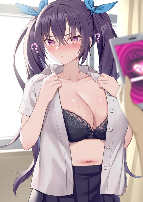「はぁ?なんで突然服を脱いでるかって?そんなの暑いからに決まって…あれ…?」 