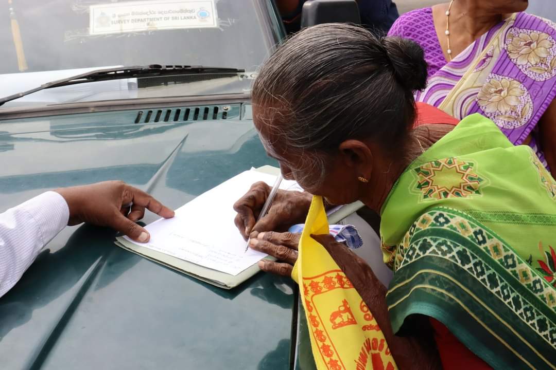 JDSLanka's tweet photo. UPDATE: despite heavy presence of police, angry residents of #Mullaithivu #Vattuvakal area, today thwarted another attempt made by Survey Dept. officials to  grab 250 hectares of land belonging to #Tamils to expand the existing Gotabaya Naval Base in the area. | 📸 S. Thavaseelan https://t.co/OF0SF8o3Zg
