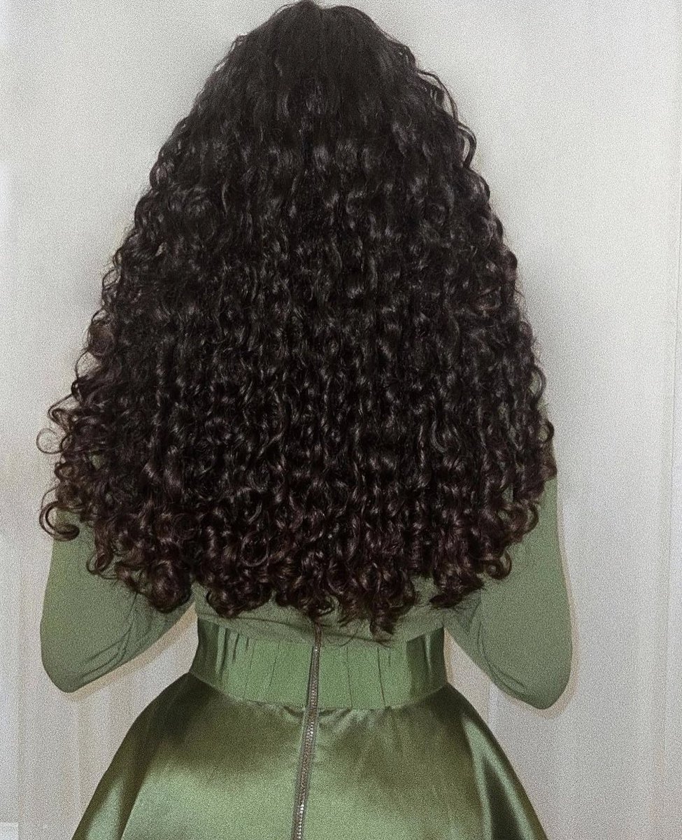 onIy4girIs's tweet image. الفستان ولونه والكيرلي